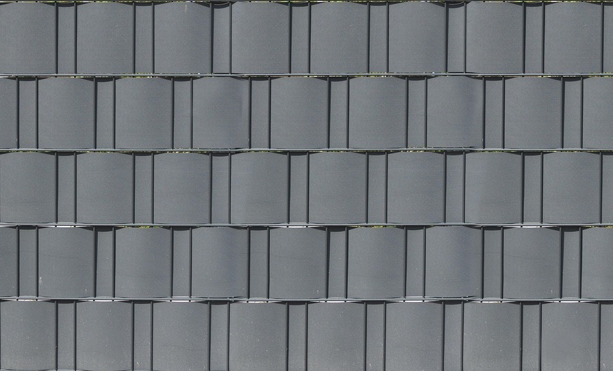 Metallzaun mit grauem Stoff als Sichtschutz